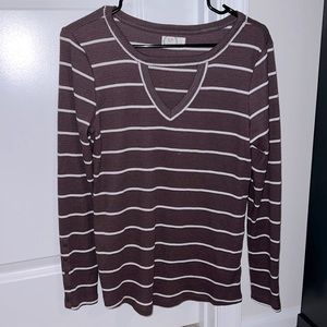 Key hole, striped plum long sleeve. Button details around wrist